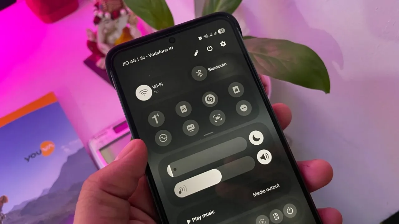 Galaxy Phone with monochrome system UI