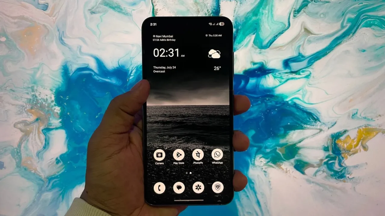 Samsung Galaxy with Nothing OS style home screen
